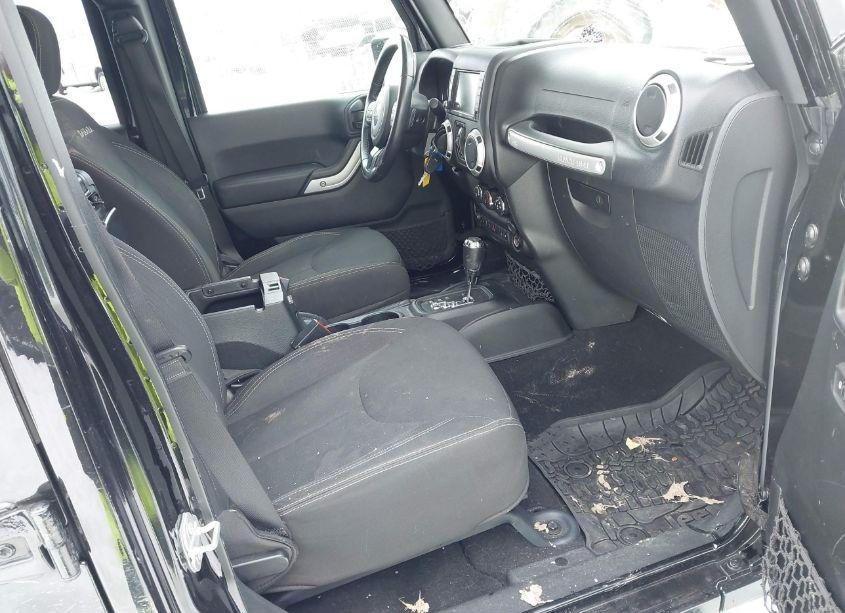 Photo 5 of 2018 Jeep Wrangler JK UNLIMITED SAHARA 4X4 (VIN 1C4BJWEGXJL804644)