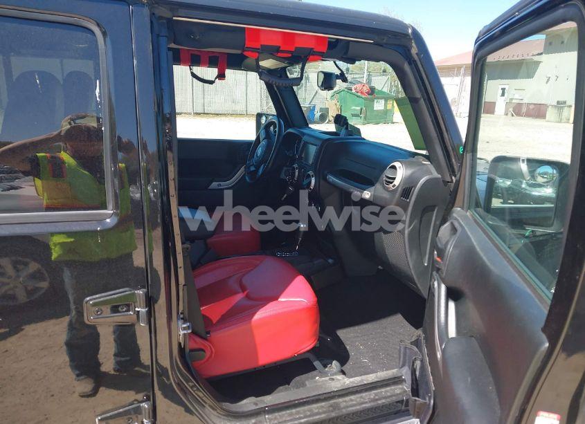 Photo 5 of 2018 Jeep Wrangler JK UNLIMITED SAHARA (VIN 1C4BJWEGXJL865122)