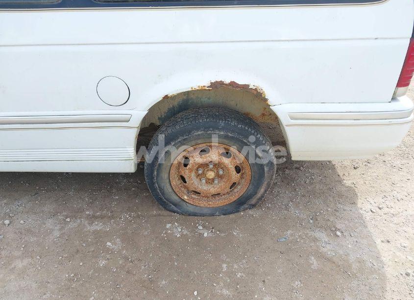 Photo 13 of 1993 Chrysler Town & COUNTRY (VIN 1C4GH54R2PX571021)