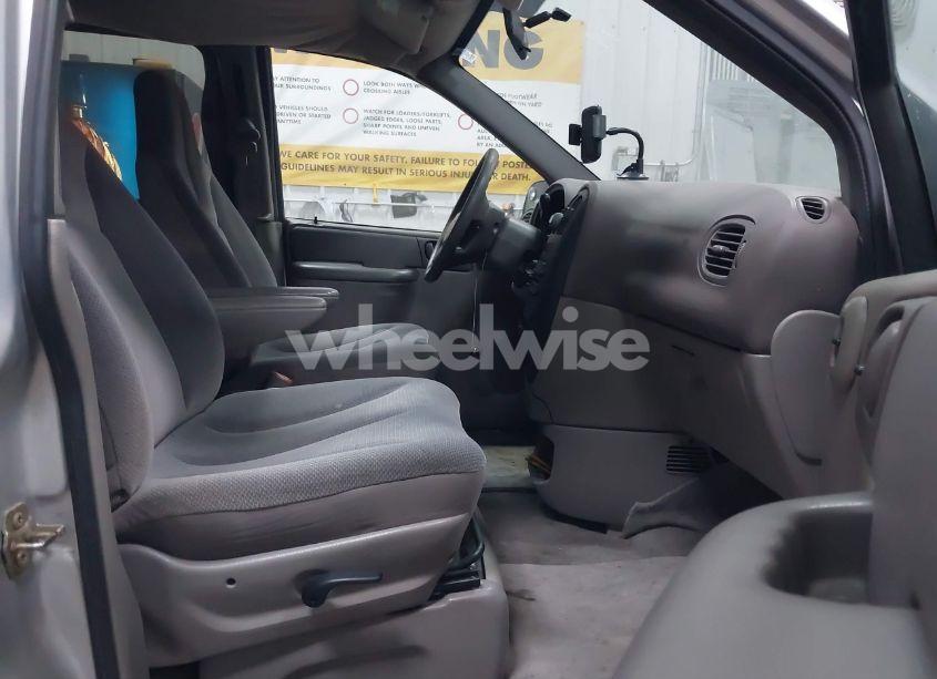 Photo 5 of 2002 Chrysler Voyager (VIN 1C4GJ25372B738475)