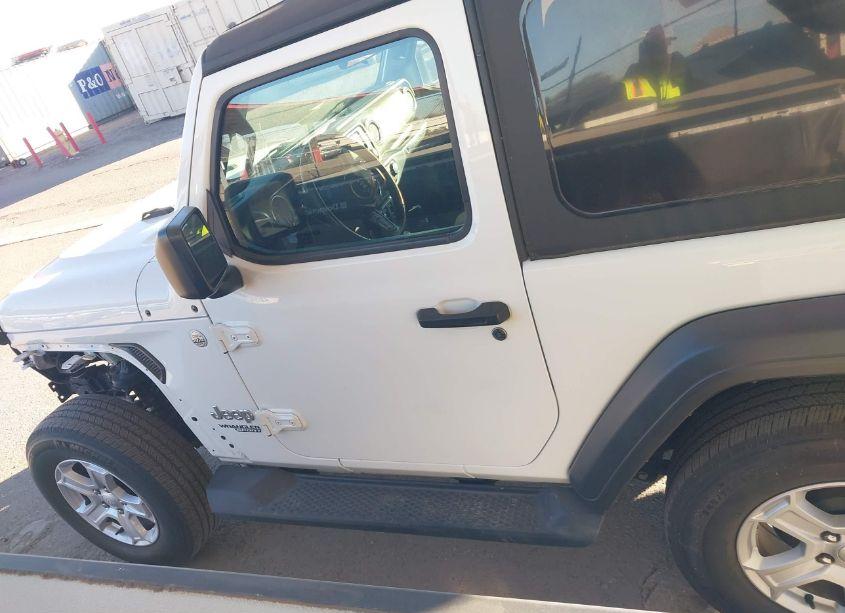 Photo 15 of 2018 Jeep Wrangler SPORT S 4X4 (VIN 1C4GJXAGXJW156223)