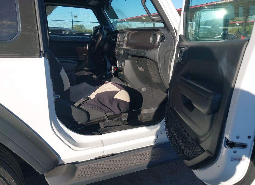 Photo 5 of 2018 Jeep Wrangler SPORT S 4X4 (VIN 1C4GJXAGXJW156223)