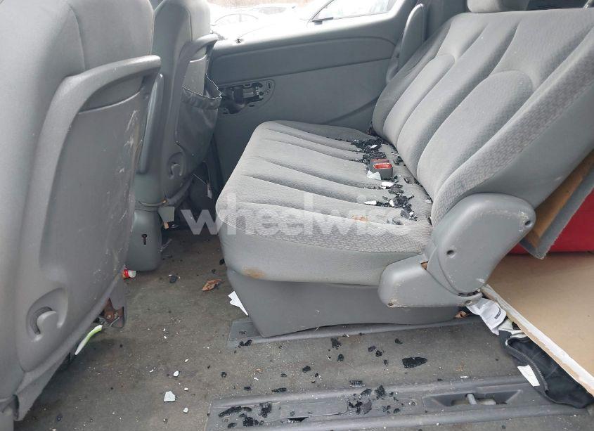 Photo 8 of 2005 Chrysler Town & COUNTRY (VIN 1C4GP45R05B438120)