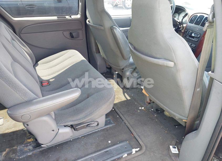 Photo 8 of 2005 Chrysler Town & COUNTRY (VIN 1C4GP45R15B102279)