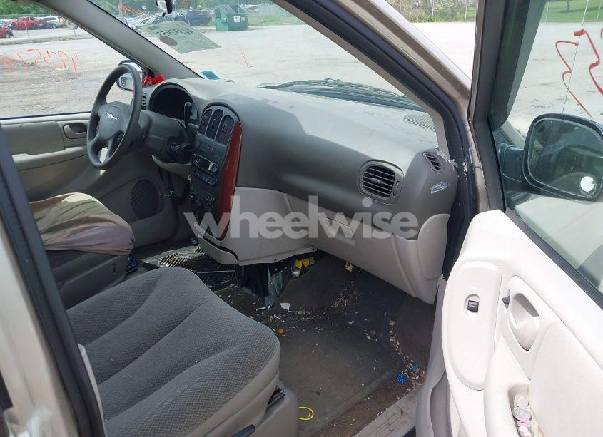 Photo 5 of 2005 Chrysler Town & COUNTRY (VIN 1C4GP45R15B114500)