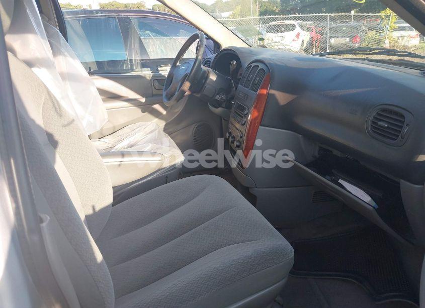 Photo 5 of 2005 Chrysler Town & COUNTRY (VIN 1C4GP45R15B361127)