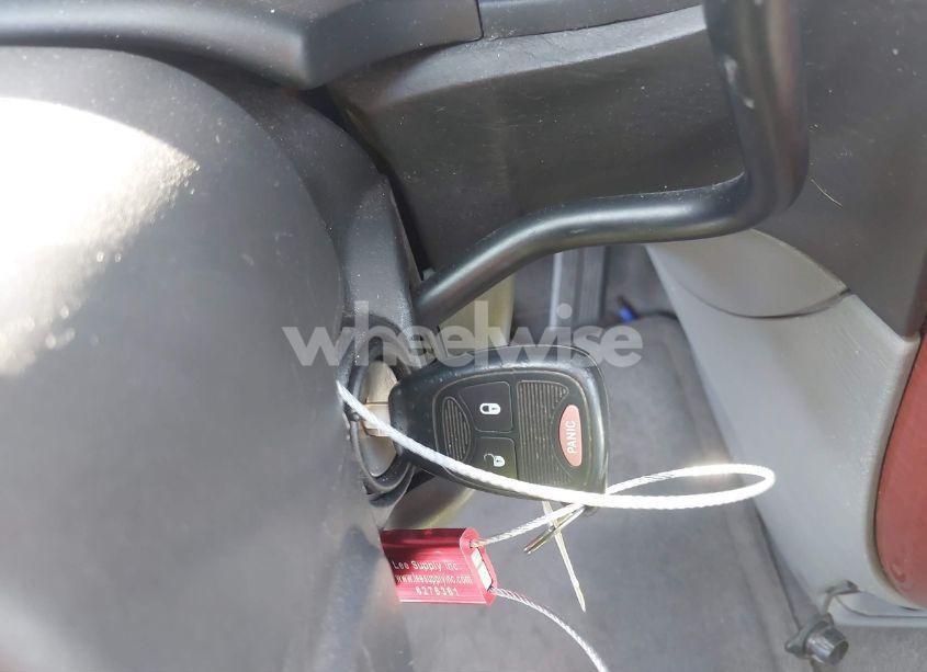 Photo 11 of 2005 Chrysler Town & COUNTRY (VIN 1C4GP45R25B288222)