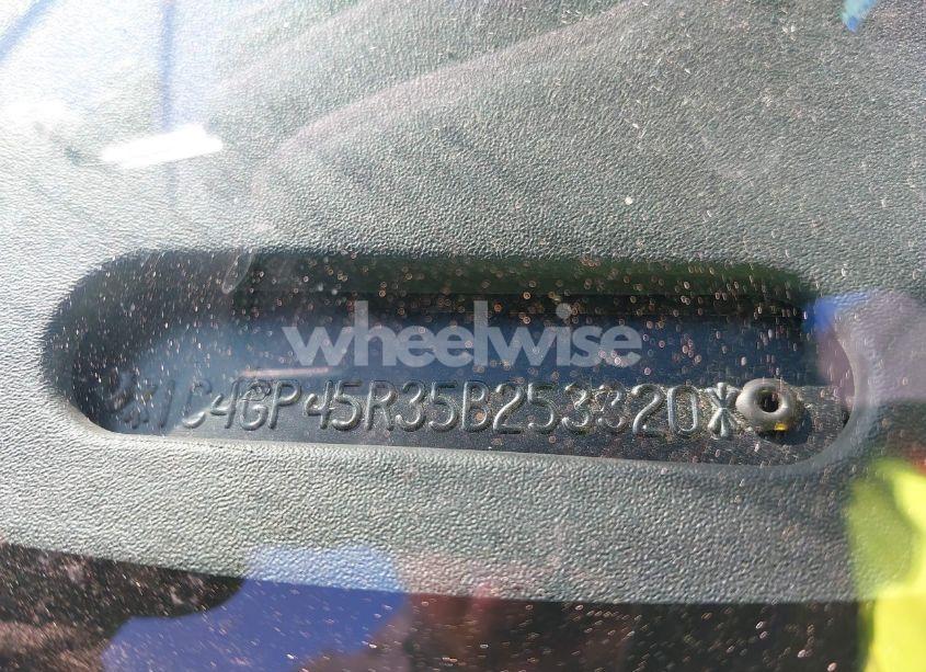 Photo 9 of 2005 Chrysler Town & COUNTRY (VIN 1C4GP45R35B253320)