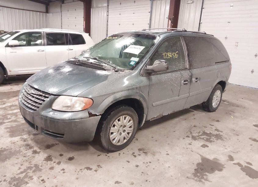 Photo 2 of 2005 Chrysler Town & COUNTRY (VIN 1C4GP45R35B313449)