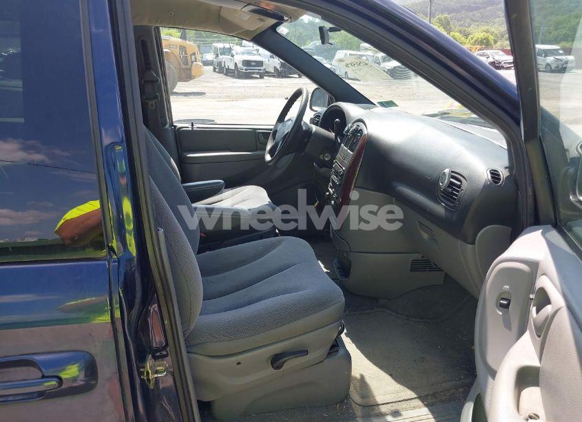 Photo 5 of 2004 Chrysler Town & COUNTRY (VIN 1C4GP45R54B564228)