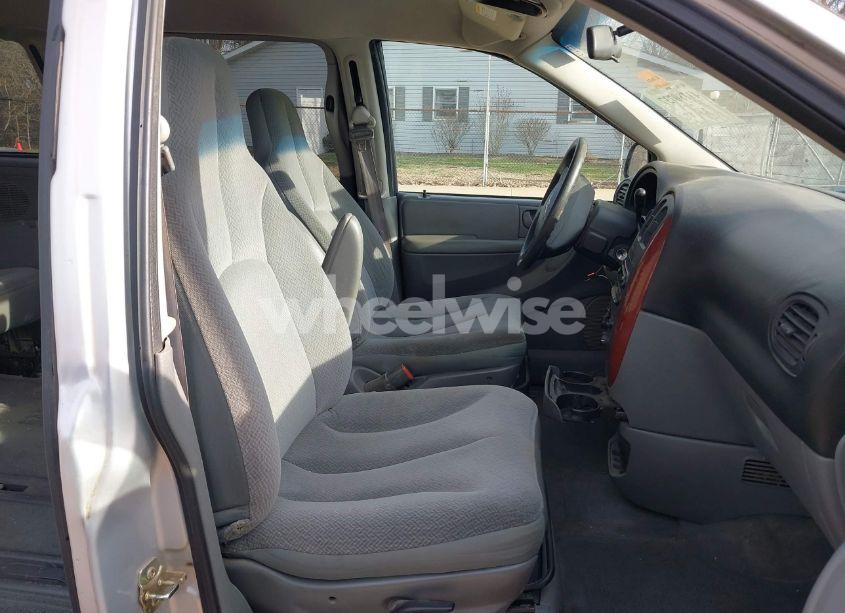 Photo 5 of 2005 Chrysler Town & COUNTRY (VIN 1C4GP45R55B238222)