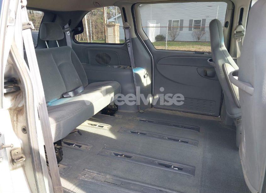 Photo 8 of 2005 Chrysler Town & COUNTRY (VIN 1C4GP45R55B238222)