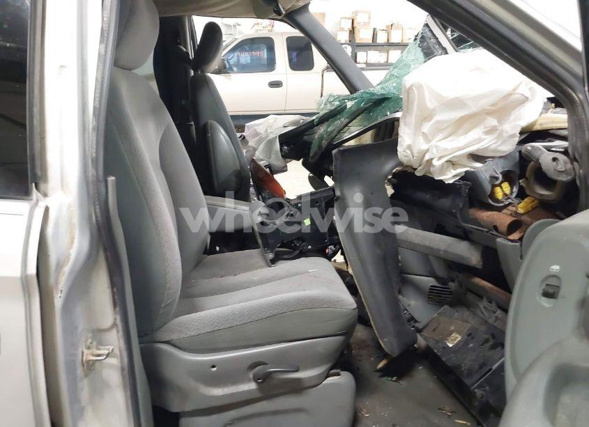 Photo 5 of 2005 Chrysler Town & COUNTRY (VIN 1C4GP45R65B182937)