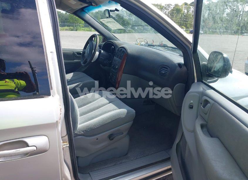 Photo 5 of 2005 Chrysler Town & COUNTRY (VIN 1C4GP45R75B102626)