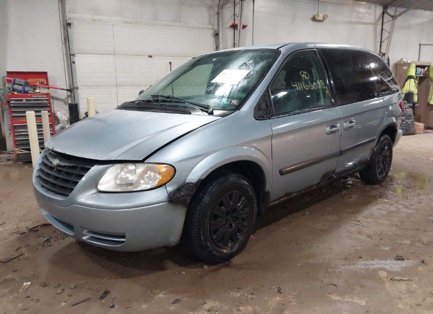 Photo 2 of 2005 Chrysler Town & COUNTRY (VIN 1C4GP45R85B403356)