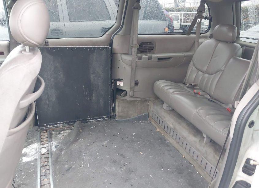 Photo 8 of 2000 Chrysler Town & COUNTRY LIMITED (VIN 1C4GP64L6YB682934)