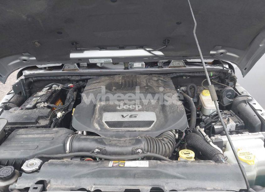 Photo 10 of 2014 Jeep Wrangler UNLIMITED SAHARA (VIN 1C4HJWEG2EL326655)