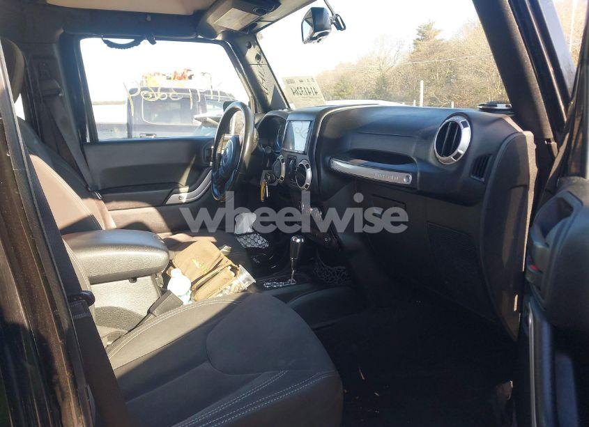 Photo 5 of 2018 Jeep Wrangler JK UNLIMITED SAHARA 4X4 (VIN 1C4HJWEG8JL921293)