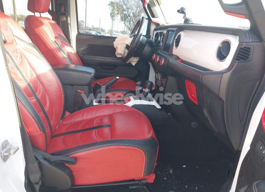 Photo 5 of 2019 Jeep Wrangler UNLIMITED SAHARA (VIN 1C4HJXEG5KW600740)