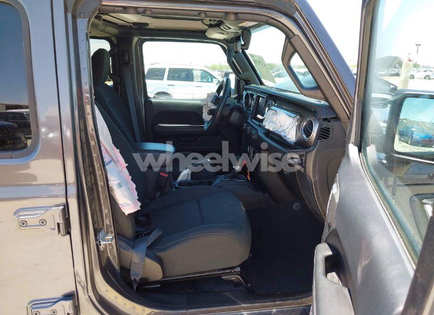 Photo 5 of 2018 Jeep Wrangler UNLIMITED SAHARA 4X4 (VIN 1C4HJXEN1JW236779)