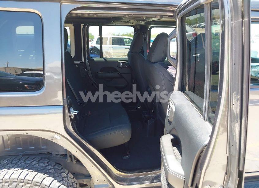 Photo 8 of 2018 Jeep Wrangler UNLIMITED SAHARA 4X4 (VIN 1C4HJXEN1JW236779)