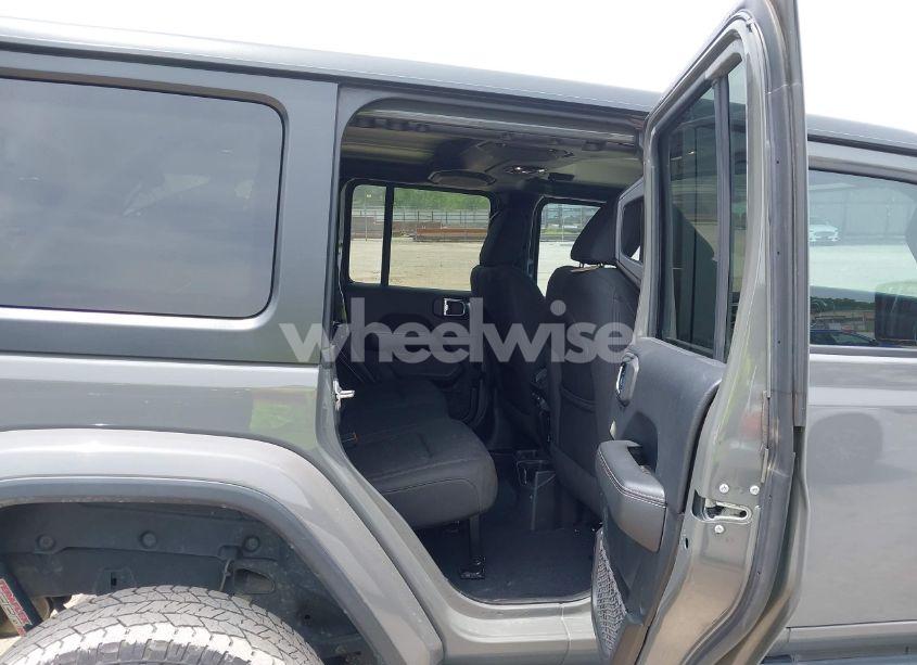 Photo 8 of 2018 Jeep Wrangler UNLIMITED SAHARA 4X4 (VIN 1C4HJXEN1JW320942)