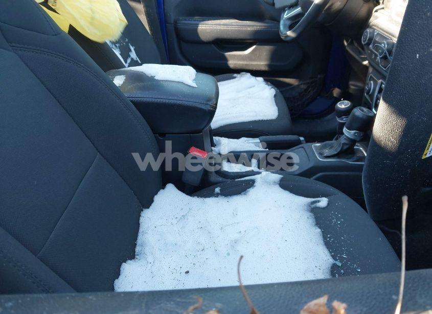 Photo 5 of 2018 Jeep Wrangler UNLIMITED SAHARA (VIN 1C4HJXEN3JW230594)