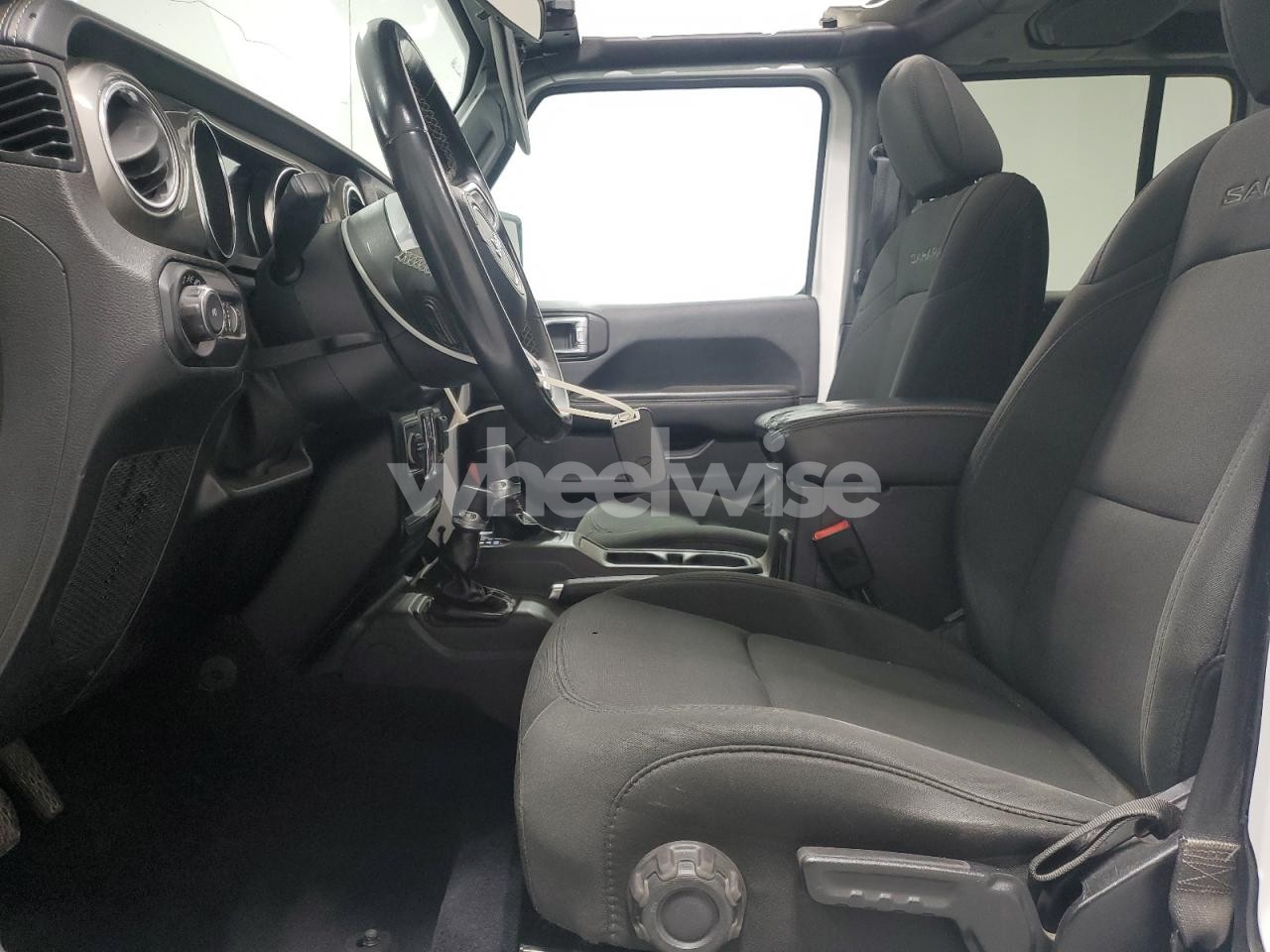 Photo 7 of 2019 JEEP WRANGLER UNLIMITED SAHARA (VIN 1C4HJXEN3KW527950)