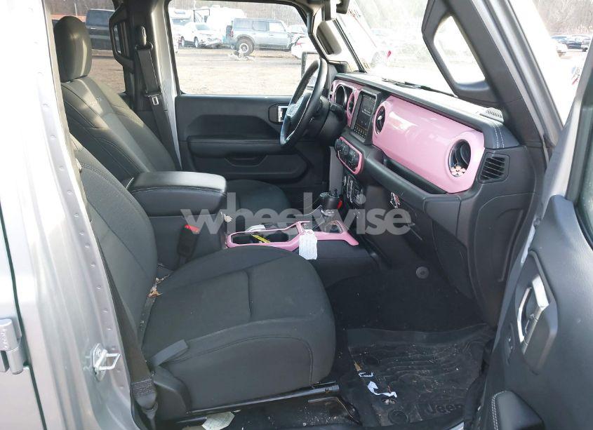 Photo 5 of 2018 Jeep Wrangler UNLIMITED SAHARA 4X4 (VIN 1C4HJXEN4JW173435)