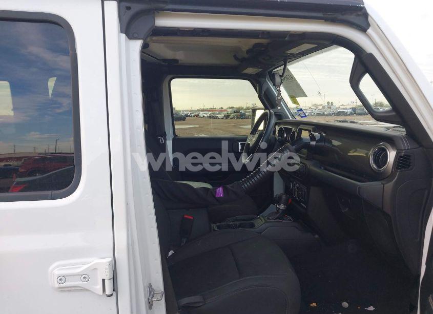 Photo 5 of 2019 Jeep Wrangler UNLIMITED SAHARA 4X4 (VIN 1C4HJXEN4KW592063)