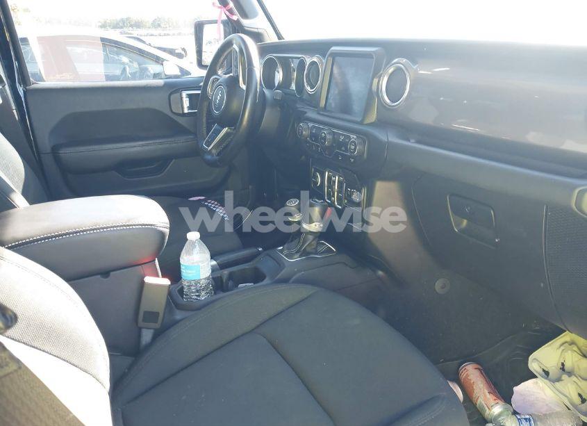 Photo 5 of 2018 Jeep Wrangler UNLIMITED SAHARA 4X4 (VIN 1C4HJXEN5JW211982)