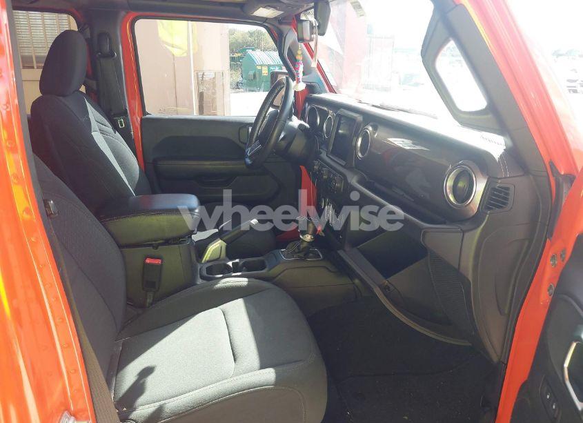 Photo 5 of 2018 Jeep Wrangler UNLIMITED SAHARA 4X4 (VIN 1C4HJXEN6JW249611)