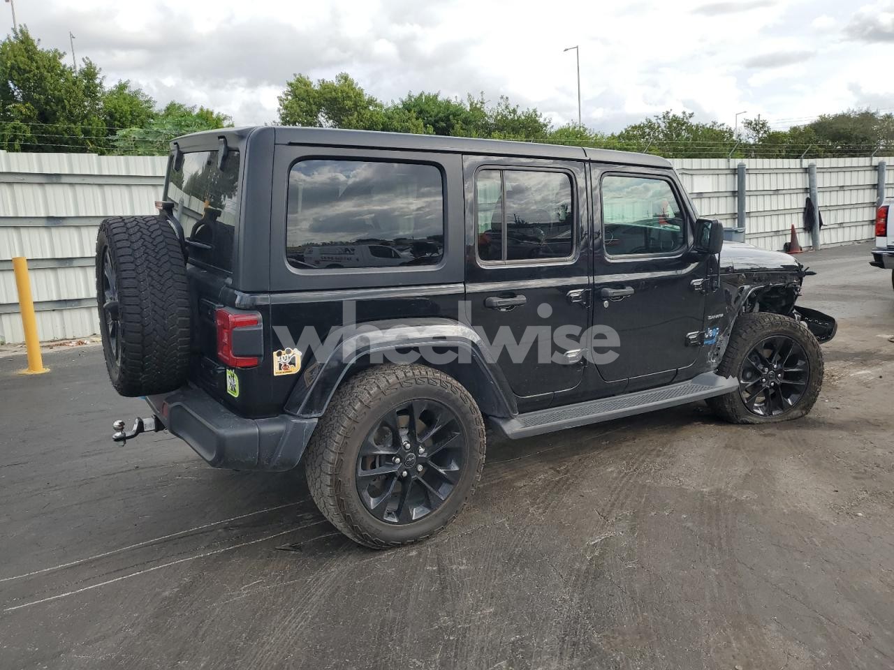 Photo 3 of 2022 JEEP WRANGLER UNLIMITED SAHARA 4XE (VIN 1C4JJXP66NW114318)
