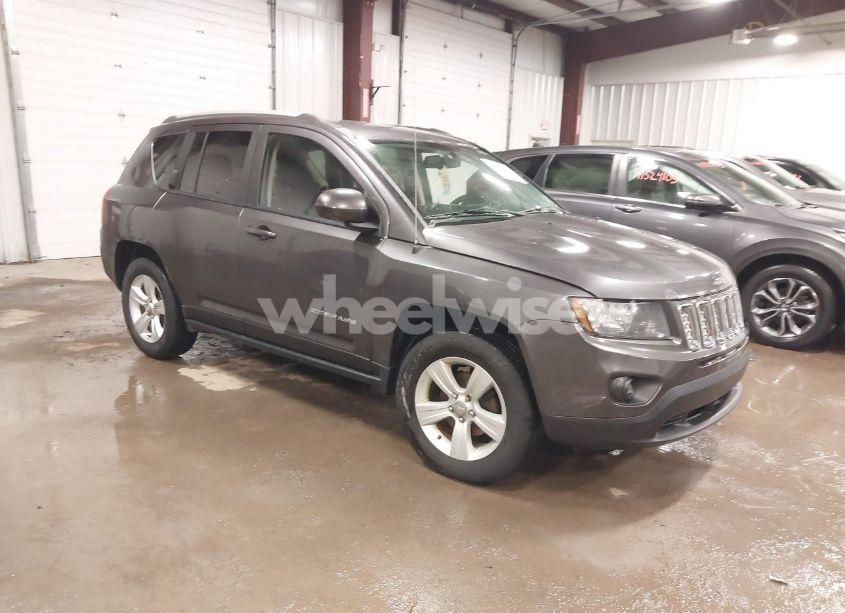 2016 Jeep Compass LATITUDE (VIN 1C4NJCEA2GD615044) main photo