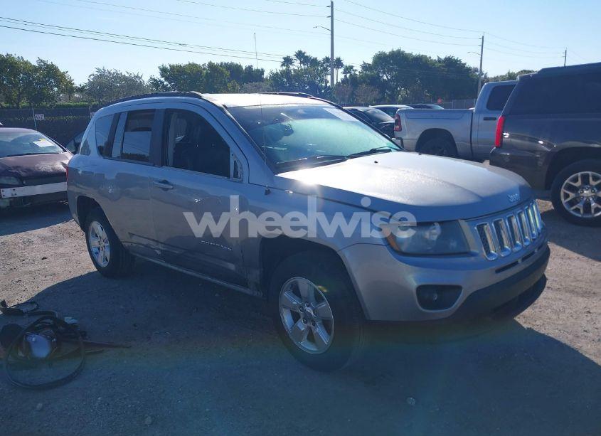 2016 Jeep Compass LATITUDE (VIN 1C4NJCEA2GD675759) main photo