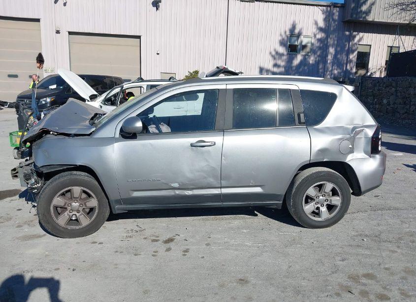 Photo 15 of 2016 Jeep Compass LATITUDE (VIN 1C4NJCEA9GD688900)