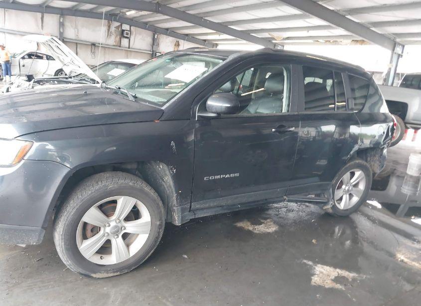 Photo 14 of 2015 Jeep Compass LATITUDE (VIN 1C4NJCEB0FD131414)