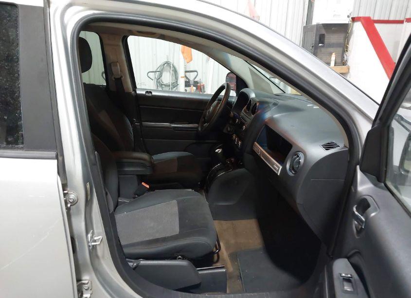 Photo 5 of 2014 Jeep Compass SPORT (VIN 1C4NJDBBXED569401)