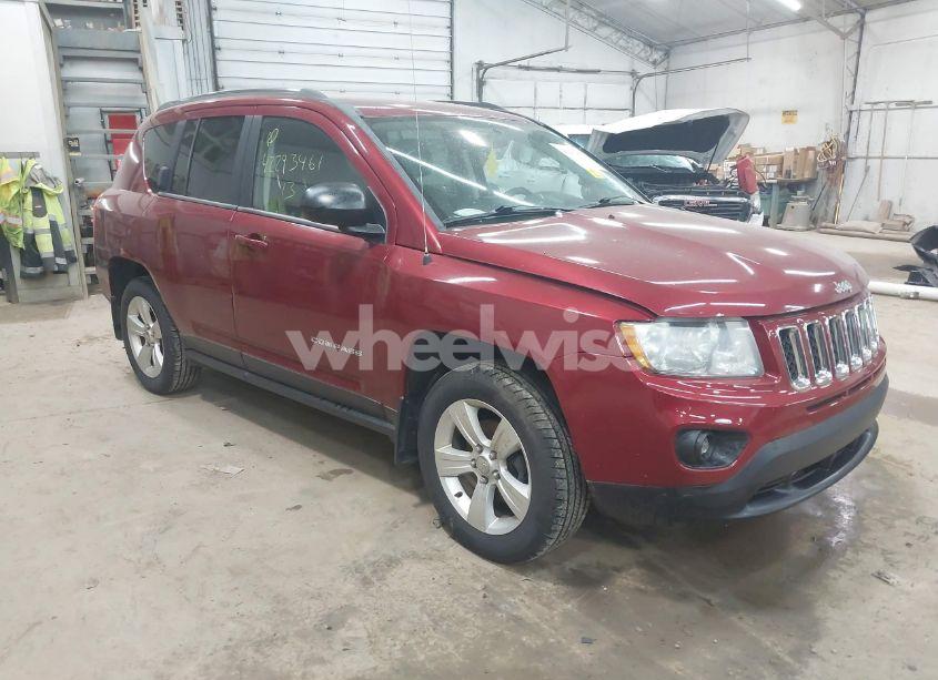 2013 Jeep Compass LATITUDE (VIN 1C4NJDEB2DD261732) main photo