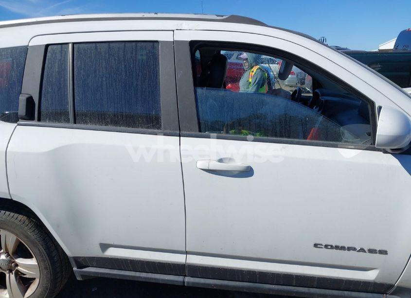 Photo 14 of 2016 Jeep Compass LATITUDE (VIN 1C4NJDEB2GD587275)