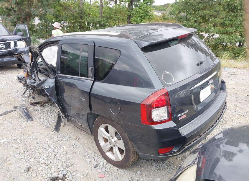 Photo 3 of 2014 Jeep Compass LATITUDE (VIN 1C4NJDEB5ED741300)