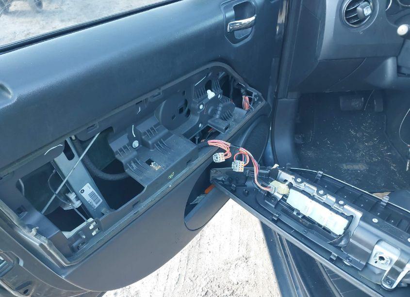 Photo 6 of 2014 Jeep Compass LATITUDE (VIN 1C4NJDEB6ED530770)