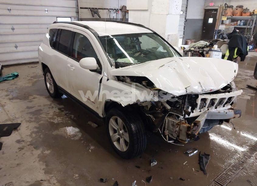 2014 Jeep Compass LATITUDE (VIN 1C4NJDEB7ED670696) main photo