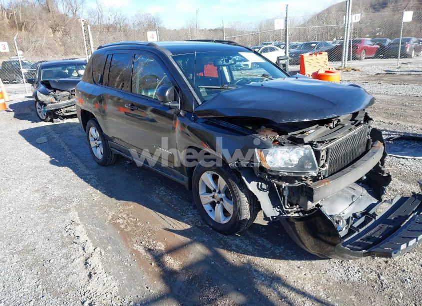 2015 Jeep Compass LATITUDE (VIN 1C4NJDEB8FD106153) main photo