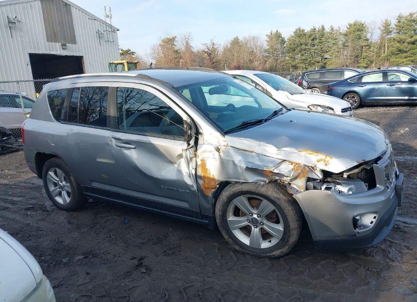 Photo 13 of 2016 Jeep Compass LATITUDE (VIN 1C4NJDEB8GD782720)