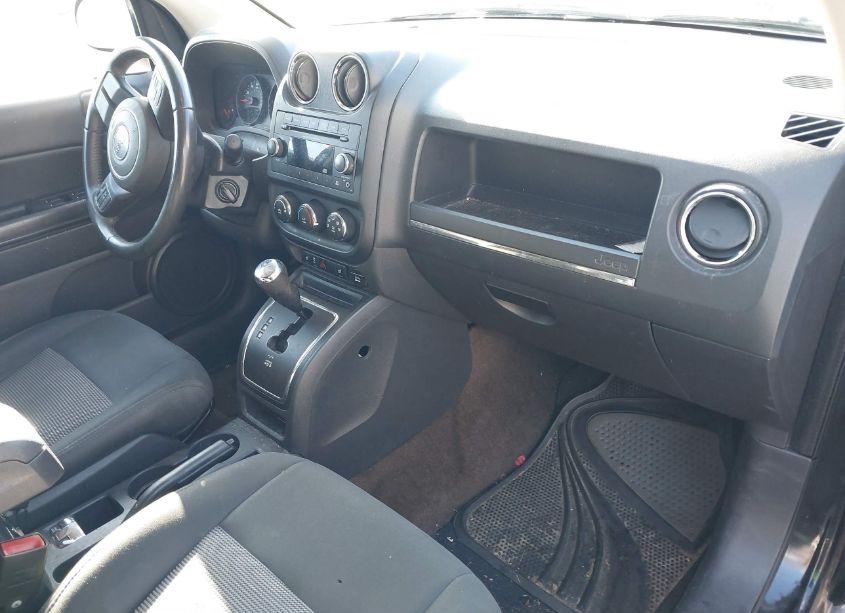 Photo 5 of 2013 Jeep Compass LATITUDE (VIN 1C4NJDEB9DD281167)