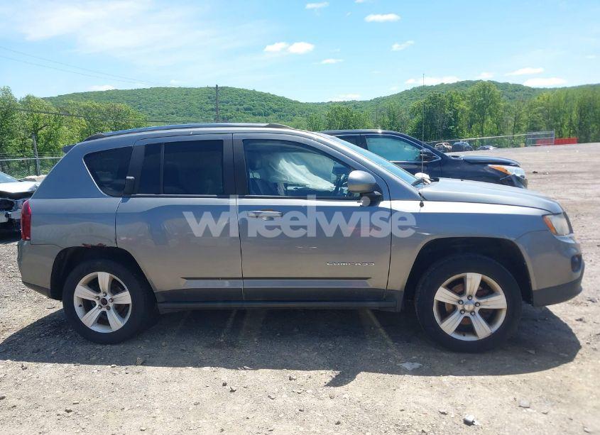 Photo 13 of 2014 Jeep Compass LATITUDE (VIN 1C4NJDEBXED632976)