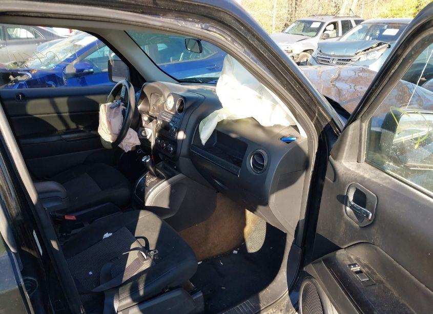 Photo 5 of 2014 Jeep Patriot SPORT (VIN 1C4NJPBA1ED731618)