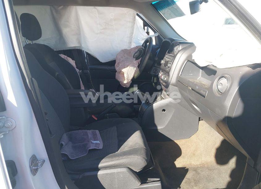 Photo 5 of 2016 Jeep Patriot SPORT (VIN 1C4NJPBA5GD747324)