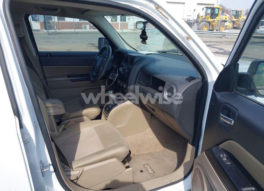 Photo 5 of 2014 Jeep Patriot SPORT (VIN 1C4NJPBA8ED692042)